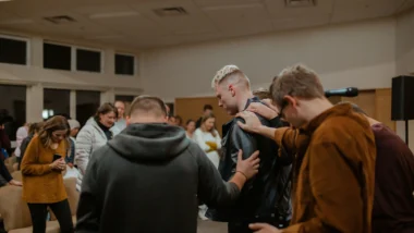 Pesquisa realizada no Brasil e no Reino Unido mostrou como as práticas religiosas impactam na percepção de dor